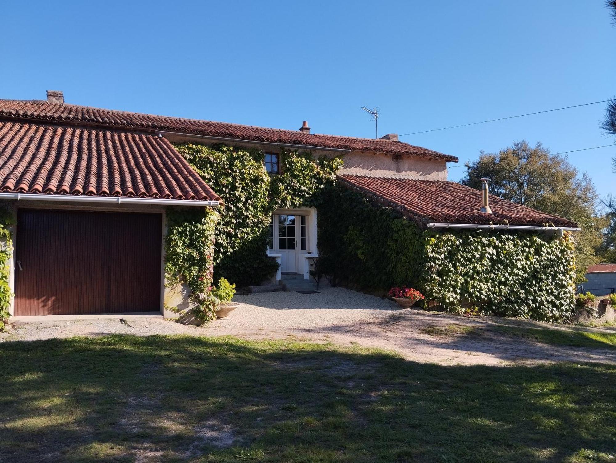 Maison Au Calme Avec Vue Etang Clesse  Exteriér fotografie