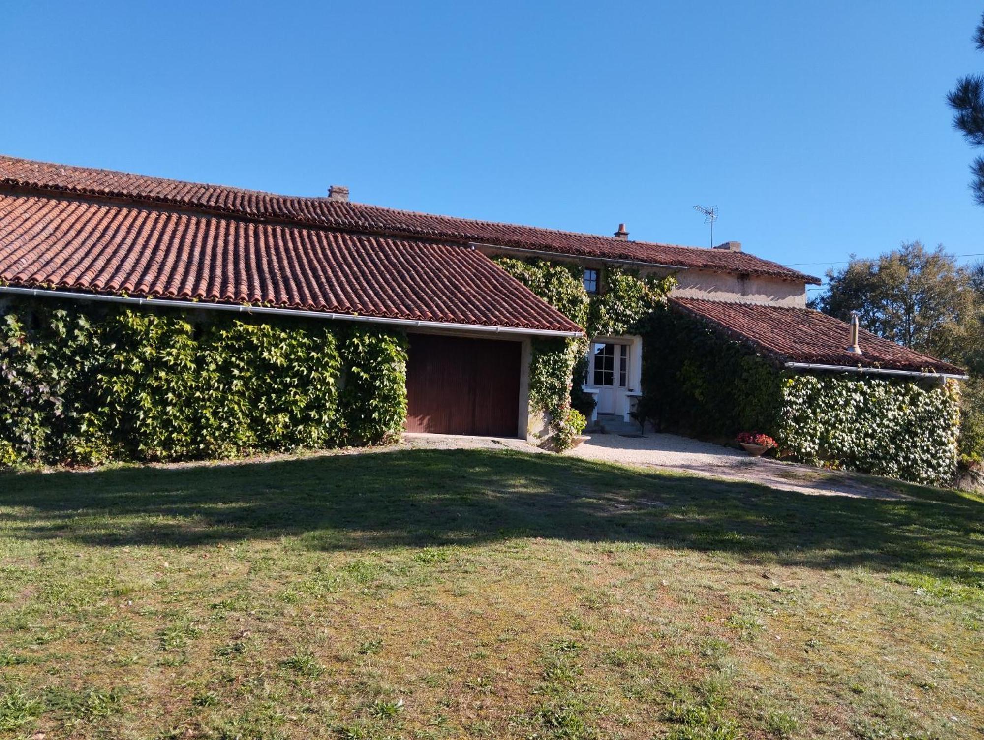 Maison Au Calme Avec Vue Etang Clesse  Exteriér fotografie