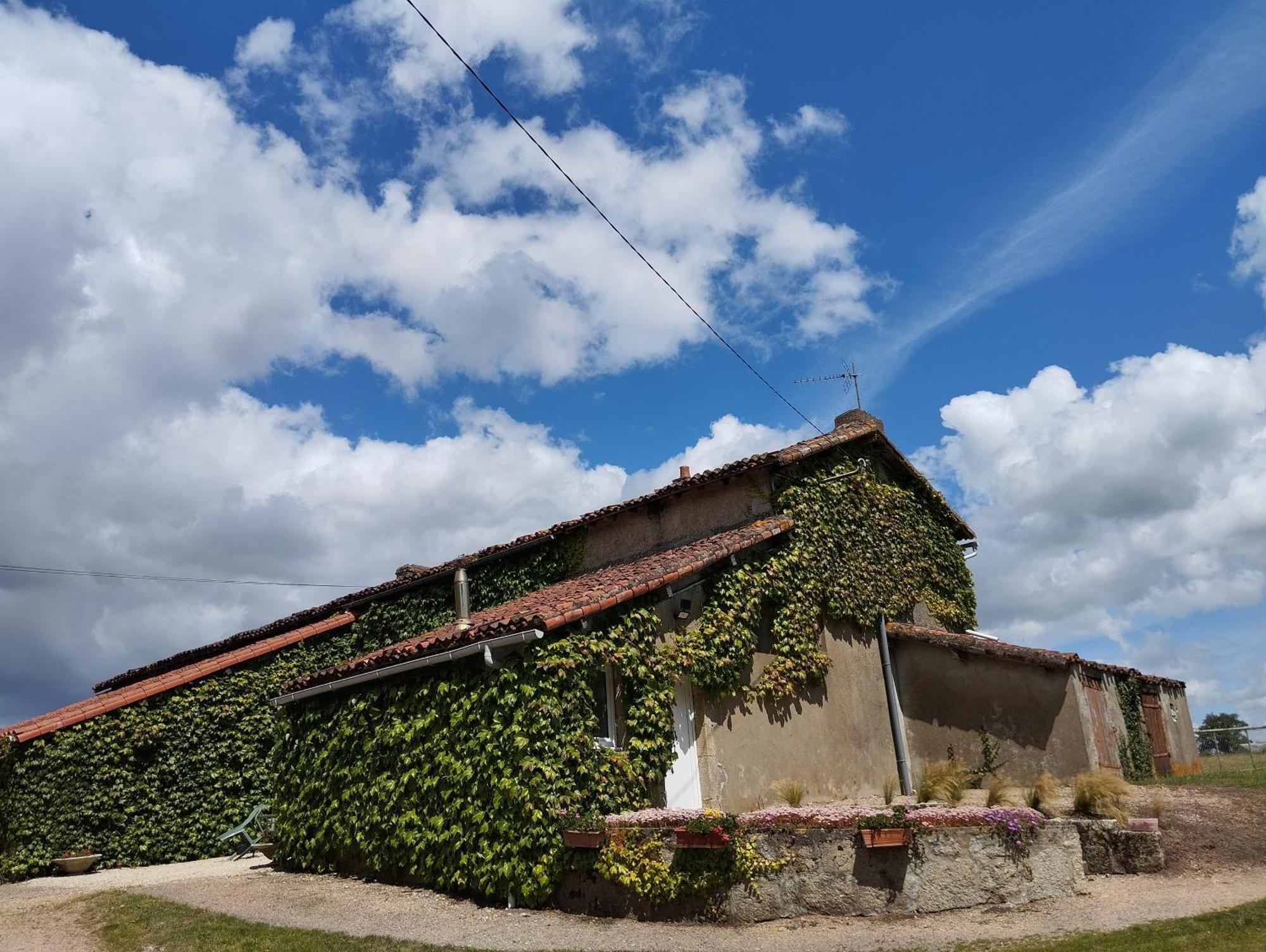 Maison Au Calme Avec Vue Etang Clesse  Exteriér fotografie