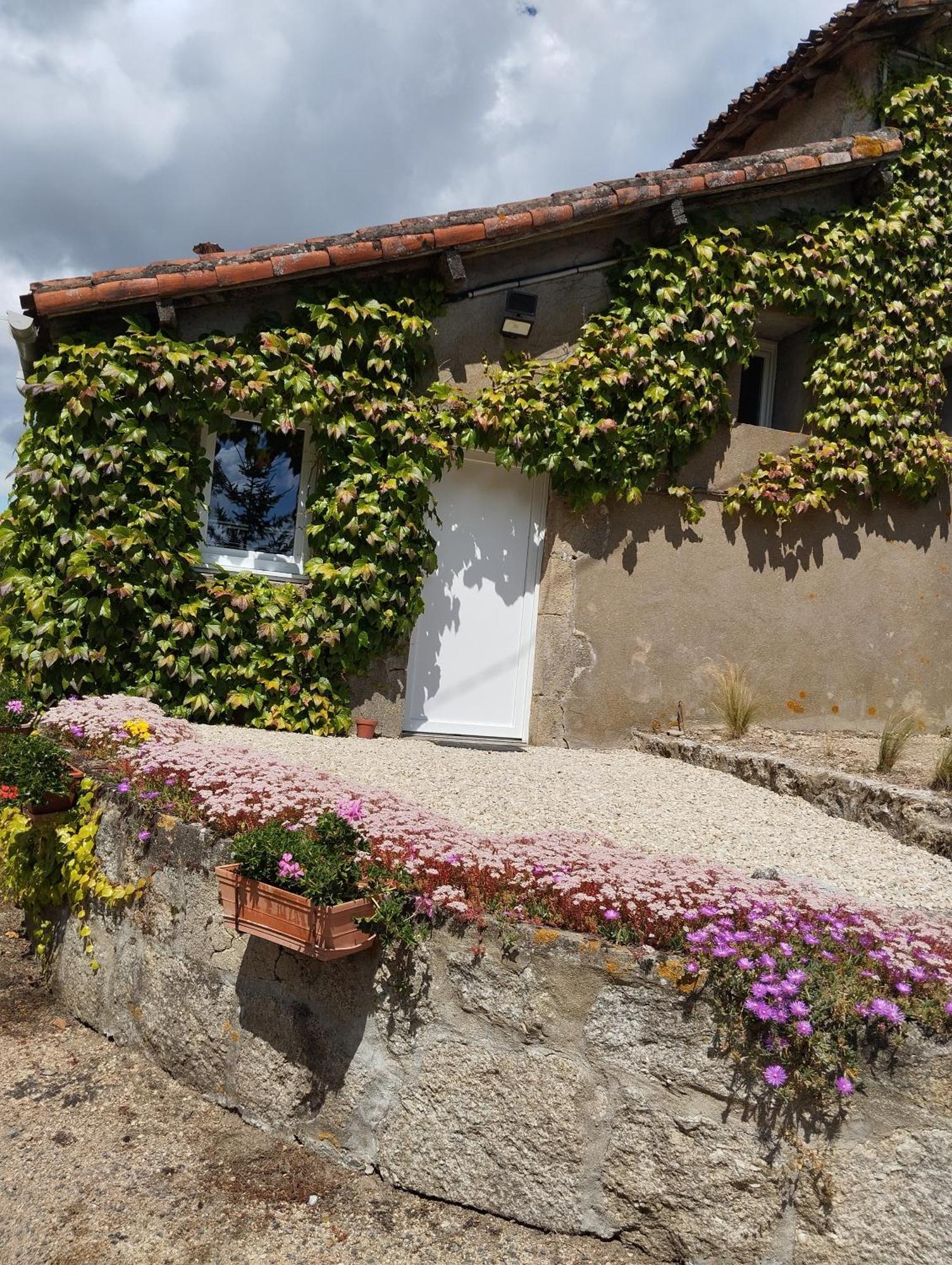 Maison Au Calme Avec Vue Etang Clesse  Exteriér fotografie